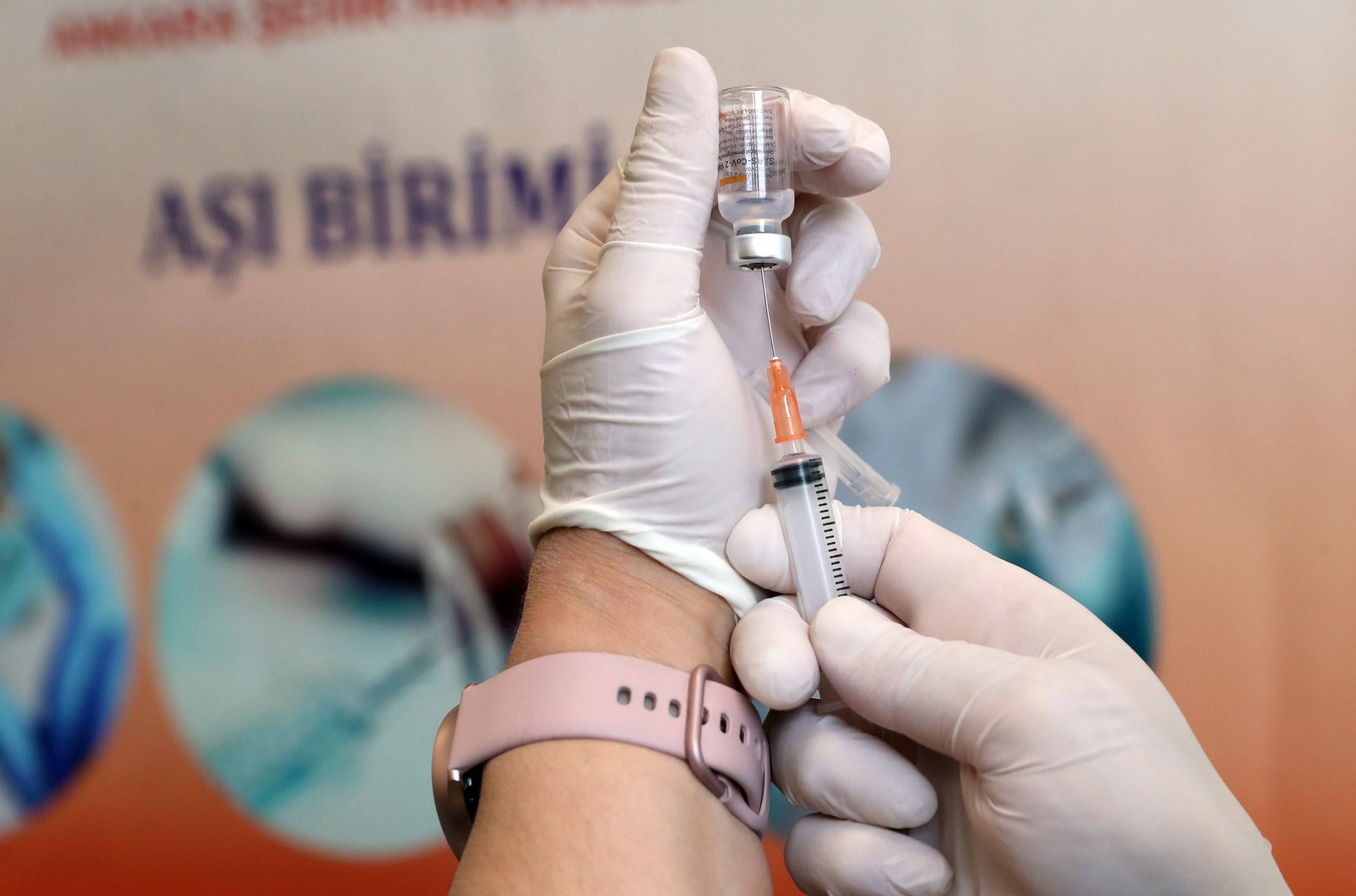 De tweede batch COVID-19-vaccins van Chinese makelij arriveert in Turkije
